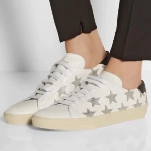 Saint Laurent skor - Säljer ett par saint Laurent skor Använda men i bra skick.