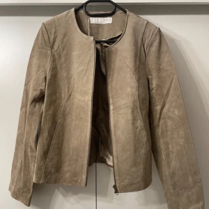 Mocka jacka  - Sååå snygg mocka jacka! Storlek S