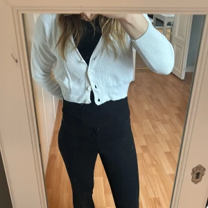 Kort cardigan - Kort cardigan i använt men fint skick. 