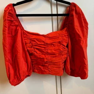 2 fina blusar  - 2 blusar, båda från Gina Tricot och i fint skick. I strl XS och S.