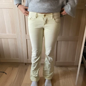 Gula Lågmidjade flare jeans  - Säljer dessa supersnygga Bootcut flare jeans 💛💛💛