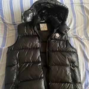 Moncler väst ingen skador eller något exakt som ny - Bra kvalitet och använt i 1 månad
