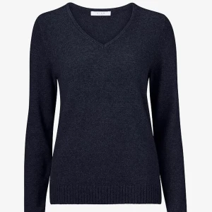 Mörkblå stickad tröja från VILA - Säljer pga att den inte längre kommer till användning. Använd någon enstaka gång så ser ut som ny💕