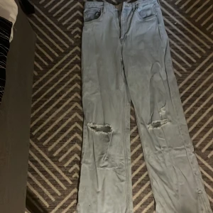 H&M jeans - Ett par H&M jeans som är i fint skick. Har  använts max 3 gånger. Dom har inga fläckar eller något annat liknande 