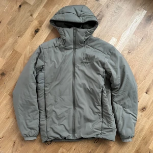 Arcteryx atom hoody - Arcteryx jacka som är i gott skick utan skavanker eller liknande. Storlek S. Skriv ifall ni har fler frågor