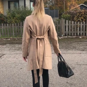 Beige kappa med bälte - Så fin kappa i beige från bikbok, nypris runt 800 eller 900. .