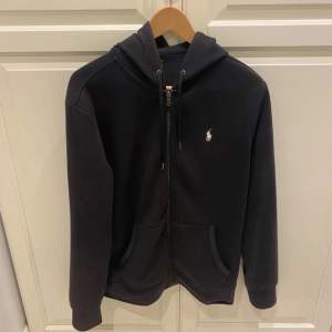 ÄKTA Ralph lauren zip hoodie i bra skick i storlek M