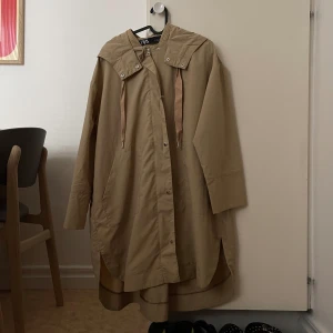 Trenchcoat från Zara - Trenchcoat från Zara i storlek S. Knappt använd alls så i superfint skick. Sitter lite baggy/oversize, men armarna lite för korta mig som är 175cm så passar dig som är lite kortare💘