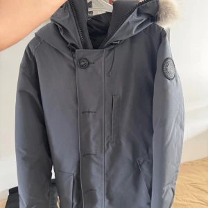 Canada Goose Chateau Parka Black Label  - Canada Goose Chateau Parka Black Label nästan oanvänd, använd cirka 4-5 gånger då jag har bott utomlands mestadel. Kvitto finns köpt från NK i Stockholm. Nypris just nu i butik cirka 19000kr. Jag säljer för 7900kr