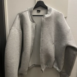 Kofta/jacka - Säljer denna gråa kofta från Ginatricot eftersom den inte kommer till användning. Använts ungefär 2-3 gånger totalt och är därför i nytt skick. 