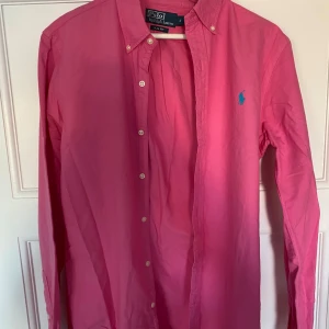 Rosa skjorta från Polo Ralph Lauren - Säljer en snygg rosa skjorta från Polo Ralph Lauren i slim fit. Skjortan har långa ärmar och knappar fram. Perfekt för både vardag och fest! 💖