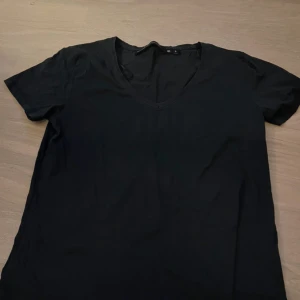 Svart V-ringad t-shirt  - V-ringad t-shirt från Lager 157, Mycket bra skick & Storlek L
