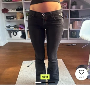 Replay jeans dam - Snygga svarta jeans från Replay i mycket bra skick. De är tighta med en bootcut-stil och har låg midja. Perfekta för både vardag och fest! Köpt här på plick föt några månader sedan men knappt använda efter de då de tyvärt var för långa för mig. 