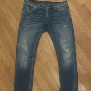 Blå jeans från Dondup - Säljer ett par snygga blå jeans från Dondup i nytt skick. Storlek 33. Skriv för mer info 