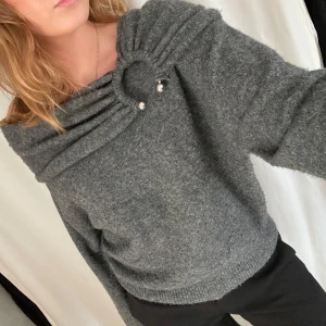 Grå stickad tröja med pärldetaljer - Säljer en superfin grå stickad off shoulder tröja från Zara. 