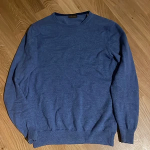 Blå tröja från Stenströms (merinoull) - Säljer en snygg blå tröja från Stenströms i mycket bra skick ända nackdelen är att det finns ett litet hål i vänstra armbåge men inget märkvärdigt. Den har också krympt lite i tvätten så passar xs/xxs. Nypris 1800 men säljer billigt pga hål och krympt. Skriv för fler bilder och frågor. 