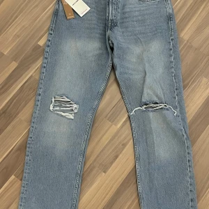 Nya jeans från Jack & Jones - Säljer ett par helt nya jeans från Jack & Jones då det inte riktigt är min stil. Modellen heter Chris och jeansen är storlek w32 l34