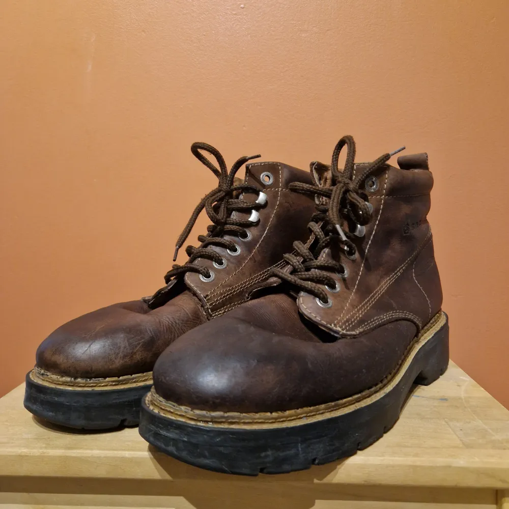 SAC Brown Boots. The boots have a thick sole and are in good but used condition.  Skorna kommer hålla livet ut om man tar hand om dem. De är Redwings konkurrent och det märks.   De är som sagt slitna men fungerar bra ändå. I hälen (insidan) har foder släppt men kan lagas hos skomakare.. Skor.