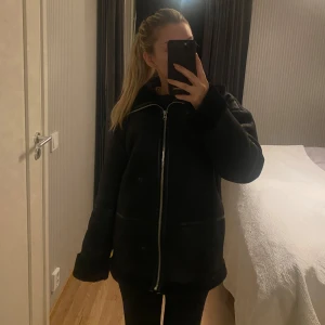Vinterjacka  - Säljer en svart vinterjacka i mycket bra skick. Den har en dragkedja framtill och är perfekt för kalla dagar. Jackan är långärmad och har en normal passform. Perfekt nu för vintern då den är fodrad och riktigt varm🙌🏼 skriv vid frågor och funderingar🫶🏼