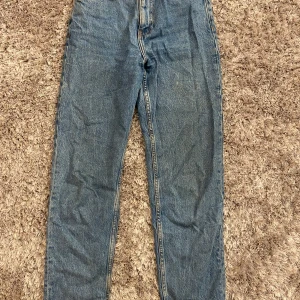 ZARA Blå jeans - Dessa jeans lägger jag ut då de inte kommer till användning längre. De har hög midja med ankel längd. Ordinarie pris 379 kr💗