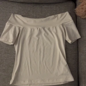 Vit topp - Hm topp som inte används längre och är använd i bra skick💕