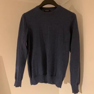 J.Lindeberg stickad tröja - merinoull  - Säljer nu denna sjukt snygga J.Lindeberg tröjan🙌🍁 Materialet är merinoull och färgen blå⭐️ tröjan är använd. Tveka inte på att höra av er vid frågor eller funderingar🙌⭐️ Storleken i tröjan är L men passar M och möjligheten S.