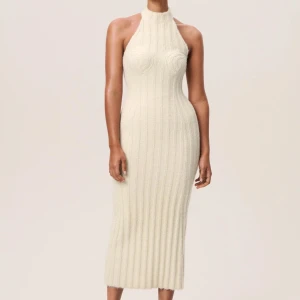 Adoore klänning - Säljer denna adoore cervinia dress. Aldrig använd endast testad, storlek 34/XS. Nypris 1595kr 