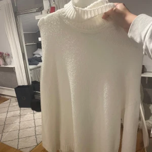 Vit stickad polotröja - Säljer en supermysig vit stickad polotröja. Perfekt för kalla dagar med sin höga krage och långa ärmar. Tröjan är i mycket bra skick och passar perfekt till både jeans och kjol. Ett måste i garderoben för höst och vinter!