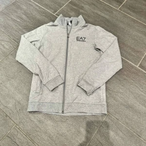 Ea7 Emporio Armani set - Ea7 det från asos inga märken, fläckar eller hål. Köpte det för 899kr