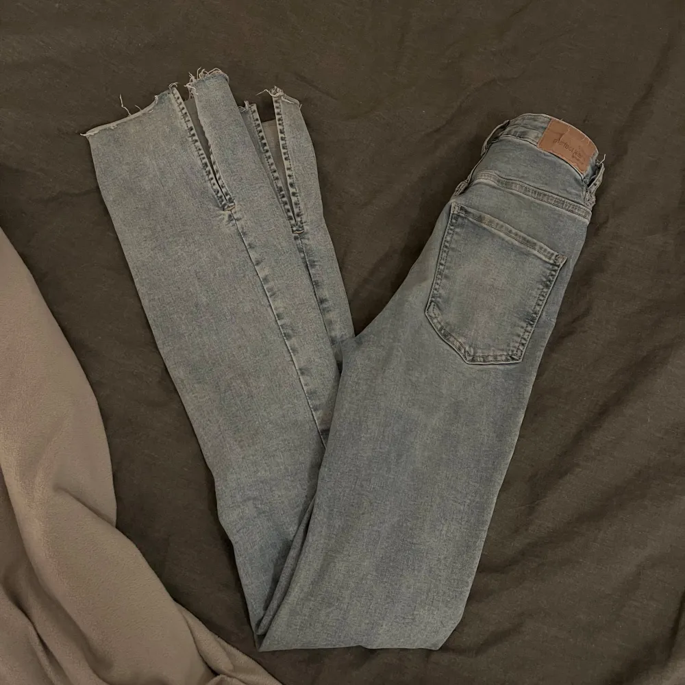 raka blåa jeans med slits  från gina tricot modellen ”molly”, avklippa lite för att passa mig som är ca 166. bra skick förutom ett litet hål (se bild) skriv för mått osv. 💕 stl xs. Jeans & Byxor.