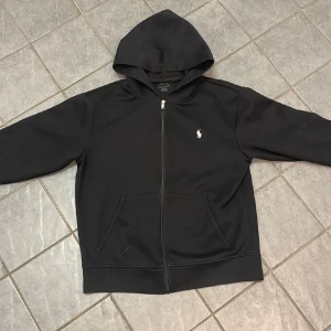 Svart hoodie från Ralph Lauren - Hej,nyskick o bra passform. Passar t de mesta. Strl:M/180cm
