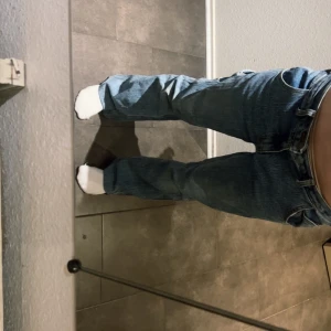 Brandy Melville jeans  -  Bootcut/ flared jeans från brandy i bra kvalite/skick, inte använda mycket, slitna eller några fläckar.  Däremot är de lite av klippta men skulle gissa att de passar folk som är från 155-165!💕 De är köpta för ungefär 400 kr.