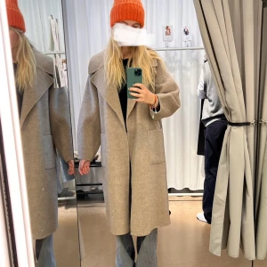 Snyggaste kappan!!!! - Säljer min fina beiga kappa som är inköpt vintern 22/23. Den är använd ytterst lite och har knappt några anmärkningar på användning! Tyvärr använder jag den så sällan att jag måste sälja den😮‍💨 Inköpt för 2250kr Så stilren och fräsch💐🍁🫶🏼