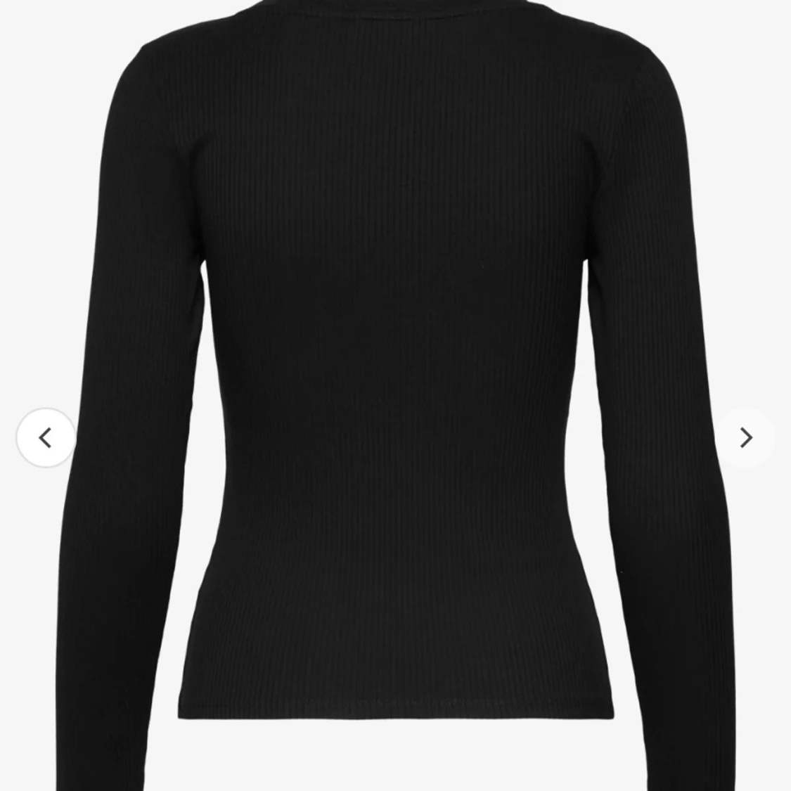 Svart ribbad topp från Monki - 90