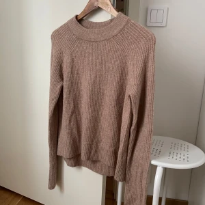 Tröja - Stickad tröja i beige/rosa färg