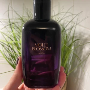 Violet Blossom parfym från Zara - Syns mer på bild två hur mycket som är kvar. 