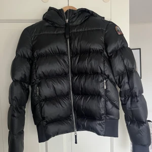 Parajumper sheen damjacka - Säljer min parajumper vinterjacka, modell sheen för dam. Använd en vinter så väldigt fint skick. Originalpris cirka 6400kr. Skriv privat för fler bilder! 