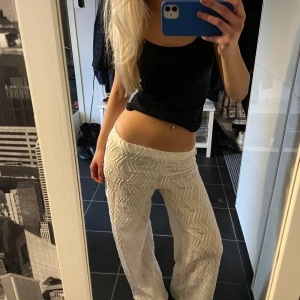 Lågmidjade byxor - Säljer nu dessa skit snygga lågmidjade byxorna som är i ett lite genomskinligt material. Köpta från Kappahl och klippte bort lappen men tror de va strl 164 (passar xs kanske s). Aldrig använda! (Köp gärna bundle) Hör av dig vid frågor💞