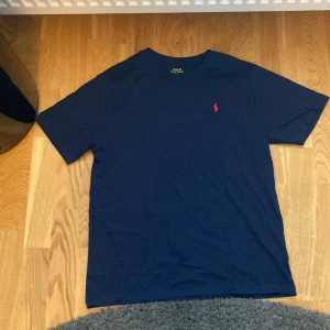 Mörkblå t-shirt från Ralph Lauren - Säljer en snygg mörkblå t-shirt från Ralph Lauren. Aldrig använd. Ny skick