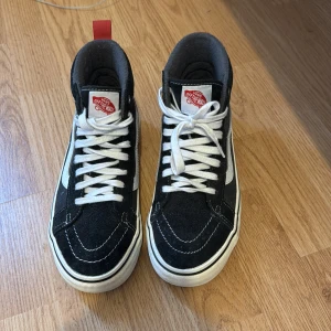 Svarta sneakers från Vans - Säljer ett par vinterskor utav märket Vans, använda max 2 gånger. Finns små fläckar då dom är använda under vintertid men i övrigt fint skick.
