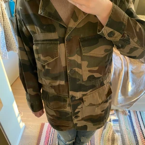 Camouflagejacka - Cool camojacka med fickor. Gammal från zara, men i jättebra skick