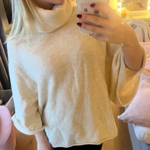 Beige stickad polotröja - Fin lite oversized stickad tröja från zara. Tröjan är knappt använd och är i väldigt bra skick! Kontakta mig om du har några frågor!🩷