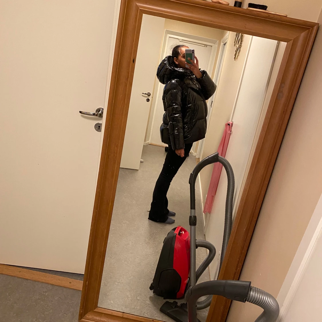 Svart glansig pufferjacka - 91