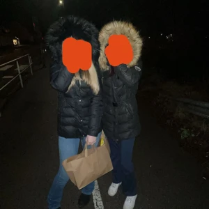 Svart dunjacka från Rockandblue - Säljer två svarta dunjackor från Rockandblue med snygg pälsdetalj på huvorna. Jackorna är perfekt för kalla vinterdagar och har en stilren design med Rockandblue-logga på ärmen. Den är varm och bekväm, idealisk för både vardag och fest. Passar perfekt till jeans och sneakers! Jackan med ljus brun päls är i storlek xs medans jackan med svart päls är i storlek s… priset kan diskuteras!! Båda två kostar 1200kr tillsammans medans en kostar 600kr som sagt priset kan diskuteras…