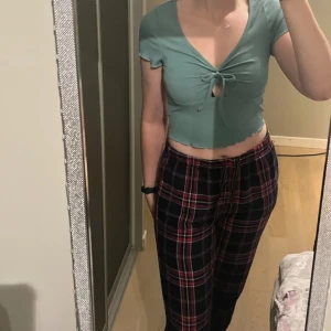 Grön croppad topp med knyt - Säljer en superfin grön croppad topp med knytning framtill. 