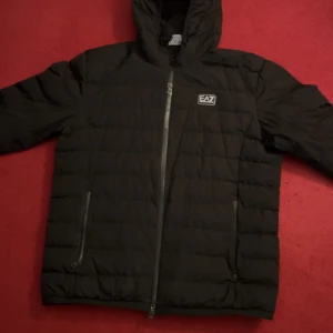 Ea7 Emporio Armani jacka - Det är en ea7 jacka som köptes i jd sport förra vintern. Köptes för 2500kr som nytt