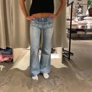 Ljusblå bootcut jeans - Skitsnygga bootcut jeans😋 Modell 169 cm.