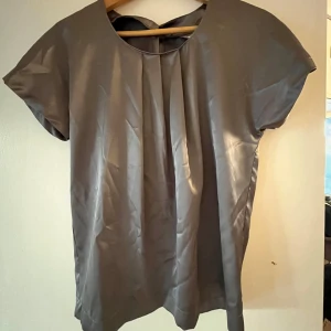 Silvrig blus - Sååå cool och snygg silvrig blus perfekt till nyår exempelvis⭐️