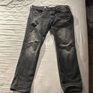 Replay jeans  - Hej säljer mina replay aged 05 i strl 34, jeansen har inga defekter, skriv vid alla funderingar och prisförslag. Priset är inte skrivet i sten.