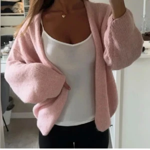 Rosa stickad kofta - Supermysig rosa stickad kofta som är perfekt för kyliga dagar. Den har en loose passform och är långärmad, vilket gör den både bekväm och stilren. Perfekt att slänga över en topp ❤️ helt ny med prislapp!! 🥰 finns fortfarande kvar ❤️
